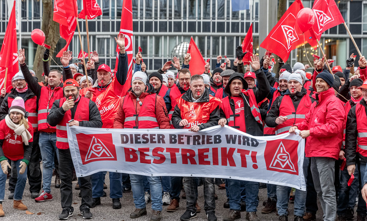 Seit dem Winter streiken Mitarbeitende bei Vestas für einen Tarifvertrag, hier bei einer Kundgebung in Hamburg im Dezember. - © IG Metall / Markus Scholz
