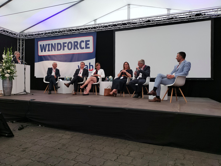 Windforce 2023 in Bremerhaven, Podium "Reaching 2030 targets, Challenges and opportunities", mit (von links), WAB-Geschäftsführerin und Moderatorin Heike Winkler, Steelwind-Geschäftsführer Andreas Liessem, Vice President Offshore Sales bei Siemens Gamesa Jan Vollrath, Ørsted-Vorstandsmitglied Iris Franco Fratini, der Chef des Schiffbauverbands VSB, Reinhard Lüken, und Tim Meyerjürgens, COO Tennet.