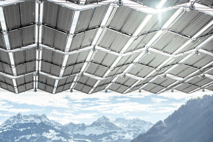 PV kann unter der Last von Schnee leiden. Dies solare Faltdach von DHP fährt bei Sturm oder Schnee automatisch ein.