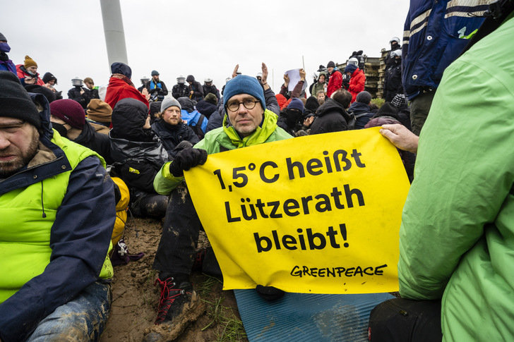 Januar 2023, Proteste und Blockade gegen den Abriss des Dorfes Lützerath durch Energiekonzern RWE im Braunkohle-Tagebau Garzweiler. Mann mit Spruchband: Martin Kaiser, Geschäftsführer Greenpeace Deutschland. Die Proteste konnten den Tagebau nicht stoppen. Zumindest aber der benötigte Windenergieausbau wird im Bundesland stattfinden, verspricht die Landeskoalition von Nordrhein-Westfalen aus Grünen und CDU. 