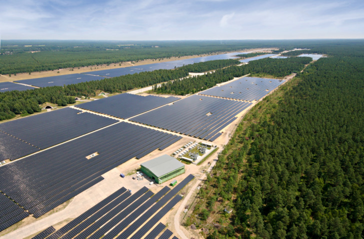 Bevor Belectric den Solarpark auf dem ehemaligen Flugplatz bauen konnte, mussten jede Menge Altlasten beseitigt werden. - © BELECTRIC
