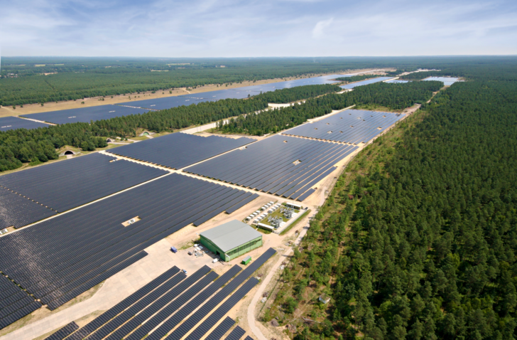 Bevor Belectric den Solarpark auf dem ehemaligen Flugplatz bauen konnte, mussten jede Menge Altlasten beseitigt werden.
