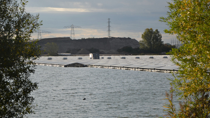 Die Anlage wird auf einem speziellen System errichtet, das Zimermann PV-Stahlbau für Floating-PV entwickelt hat. - © Velka Botička
