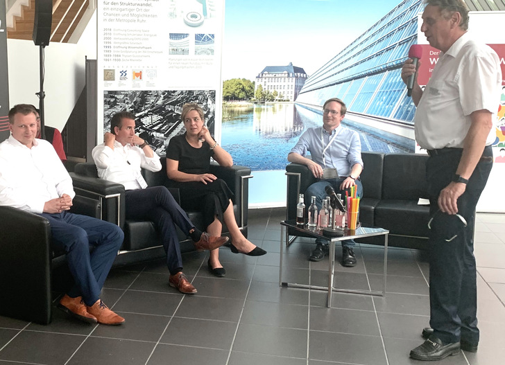 Lounge-Diskussion beim Branchentag Windenergie mit Mona Neubaur (Mitte), rechts daneben Tim Loppe, Naturstrom, rechts außen Veranstalter Klaus Lorenz. Ganz links Stadtbaurat Christoph Heidenreich, daneben Christian Mildenberger, Geschäftsführer Landesverband Erneuerbare Energien NRW.  - © Weinhold
