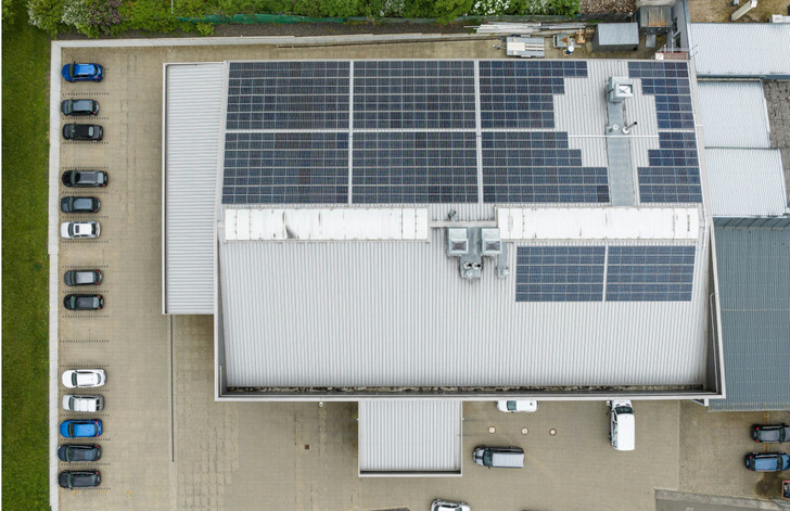 122 Kilowatt leistet die Anlage auf dem Dach des Karosseriebauers Scholz. Das System wurde mit einem Speicher kombiniert. - © IBC Solar
