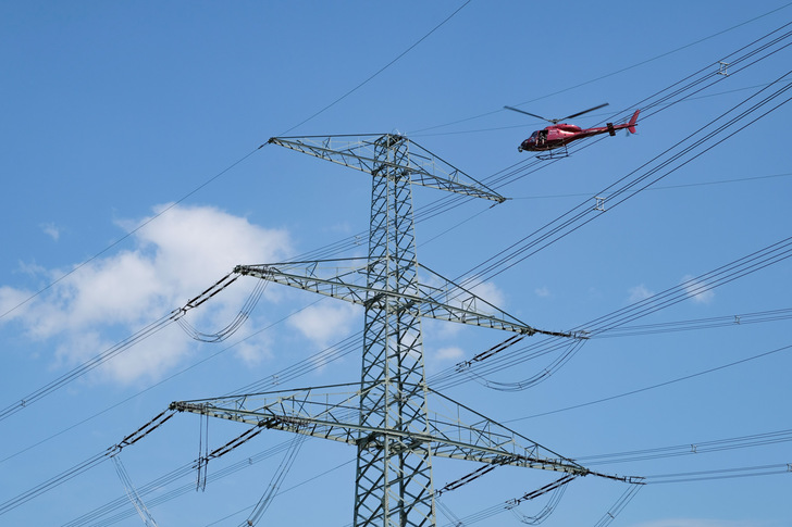 Umfassendes Monitoring: Per Helikopter wird geprüft, ob die Leiterseile, Isolatoren und Armaturen in einem einwandfreien Zustand sind.