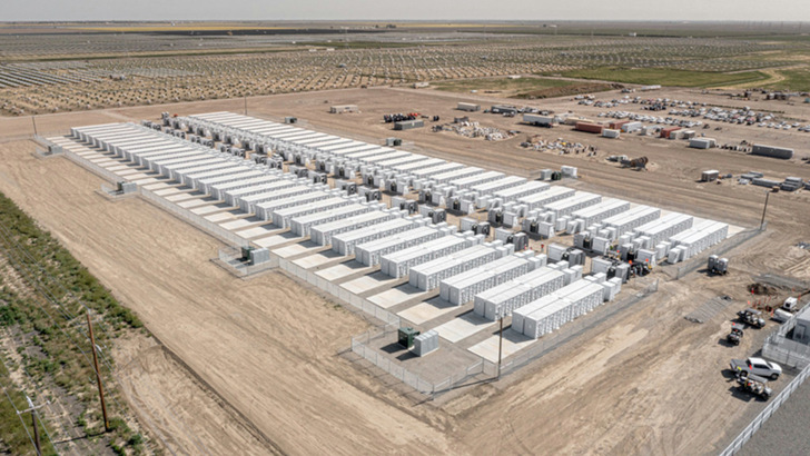 Die riesige Speicheranlage in Fresno County wird mit einem Solarpark kombiniert. - © RWE
