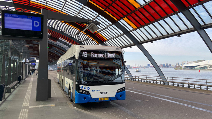 Am Amsterdamer Hauptbahnhof laden die Elektrobusse schon an einer Station von The Mobility House.