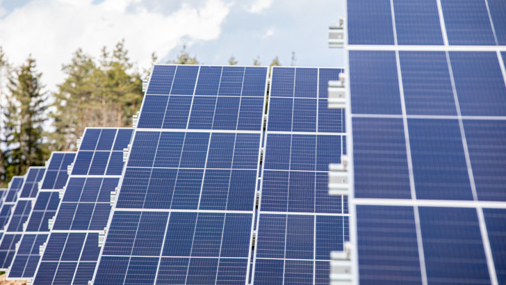 Mit den bestehenden Solarparks und Wasserkraftanlagen produziert die EGIS 55 Millionen Kilowattstunden Strom im Jahr. Es sollen noch weitere dazukommen. - © Dominik Fritz/EGIS eG
