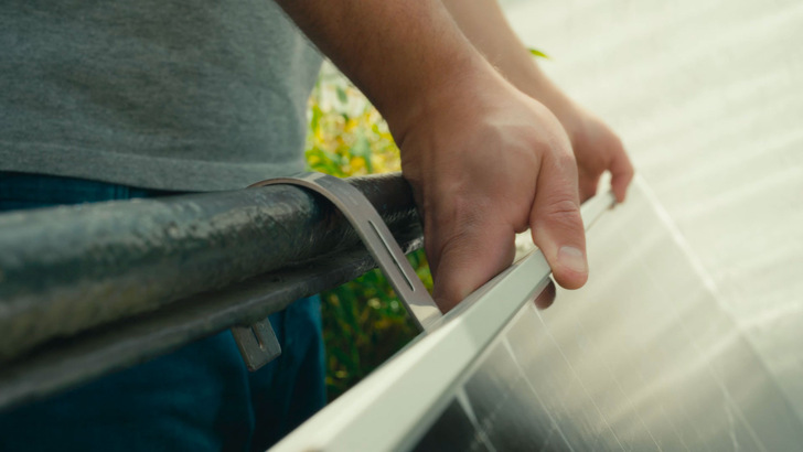 Installation eines Balkonkraftwerks.