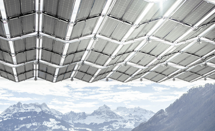 Schneelast macht Solarmodulen zu schaffen, PV-Faltdächer helfen. - © Foto: Michael Alan Brooks/DHP
