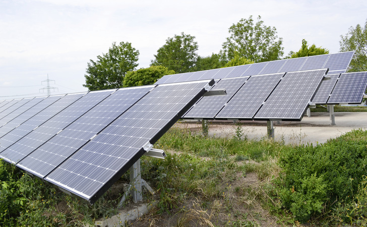 Solarparks müssen schnell angeschlossen werden und laufen – ob mit oder ohne Speicher. - © Foto: Velka Botička
