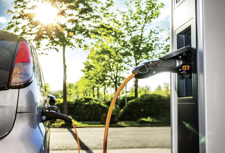 E-Mobilität, Wärmepumpe und Co. werden die Lastverläufe im Verteilnetz stark beeinflussen. Speicher können die Situation entzerren. - © Foto: Petair/Stock.adobe.com
