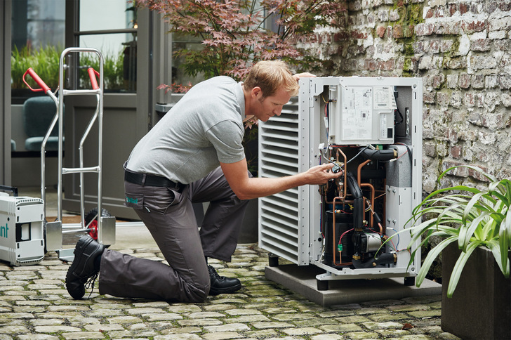 Gerade umstritten, aber ein wichtiger Baustein zur Erreichung der Klimaziele: die Wärmepumpe. - © Vaillant
