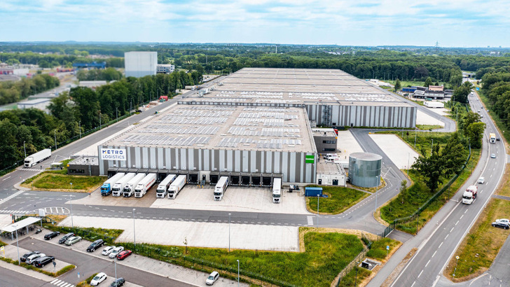 Der Bau der beiden Anlagen hat schon begonnen. Bis Ende dieses Jahres soll die gesamte Dachfläche mit Solarmodulen belegt sein.