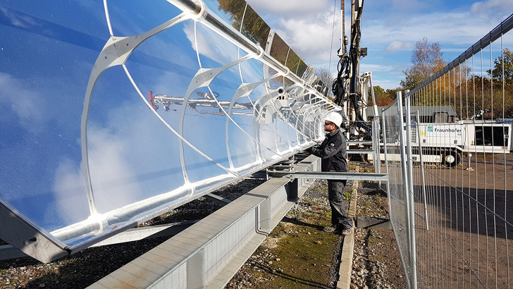 Solarthermie und Wärmespeicher sind eine mögliche Technologiekombination, um kommunale Wärmenetze nachhaltig und zukunftsfest zu machen. - © K. Schinarakis/Fraunhofer IEG
