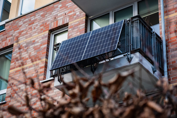 Solarbalkone können jetzt ganz leicht beim örtlichen Netzbetreiber angemeldet werden.