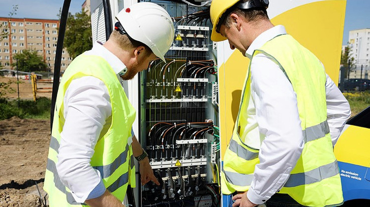 Ulrich Aschenbroich vonABB (links) und Alfred Hoffmann von Vattenfall nehmen den Ladepark in Marzahn in Betrieb