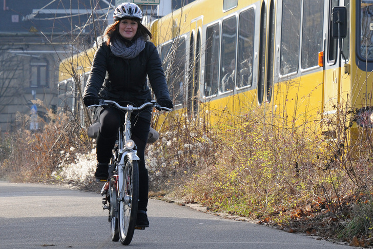 Öffentliche Verkehrsmittel und Fahrrad sind die saubere Alternative zum Auto.