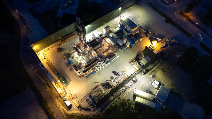 Der Bohrplatz in der Potsdamer Heinrich-Mann-Allee bei Nacht.