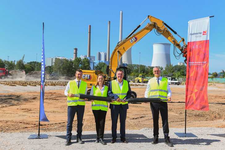 Foto (von links): Martin Giehl (Vorstand Mainova), Martina Butz (Geschäftsführerin Stadtwerke Hanau), Hanaus Oberbürgermeister Kaminsky und Constantin Alsheimer (Vorstandsvorsitzender der Mainova AG). 