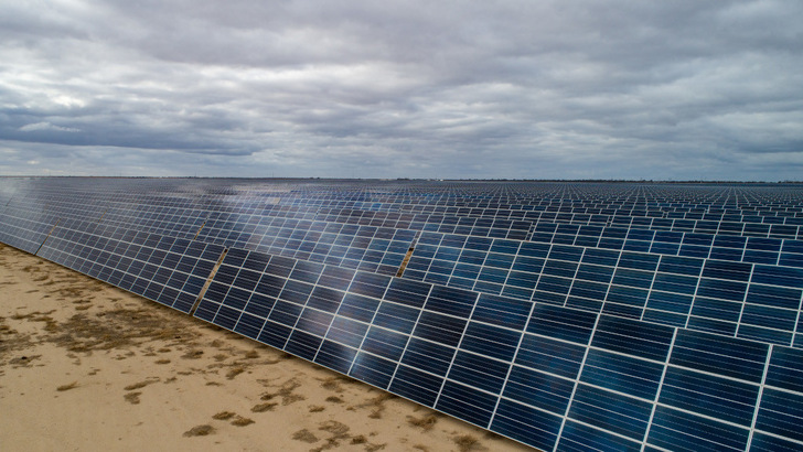Die drei neuen Solarparks in Griechenland entstehen auf Flächen eines ehemaligen Braunkohletagebaus.