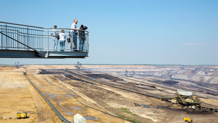 Noch ist es ein Blick in die Abgründe der alten Energiewirtschaft: Von Aussichtspunkt am Tagebau Garzweiler wird ab 2023 aber auch ein großer Solarpark mit Speicher zu sehen sein. Und in Ostdeutschland entstehen bald sehr große Windparks. - © RWE
