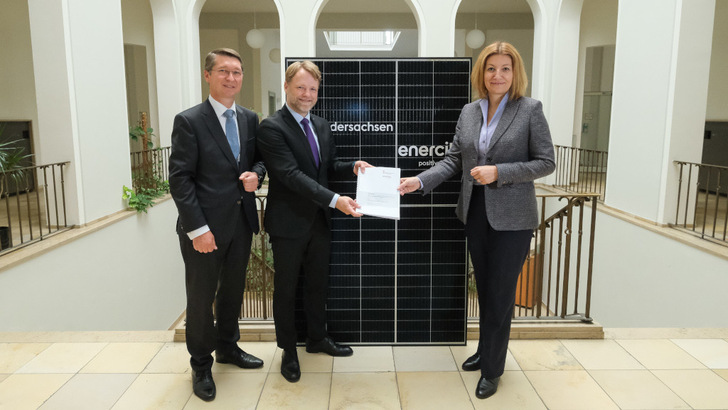 Die Vorstandsvorsitzende von Enercity, Susanna Zapreva (rechts im Bild) und der niedersächsische Finanzminister Gerald Heere haben den Vertrag zum Bau der Solaranlagen unterzeichnet. - © Tim Schaarschmidt
