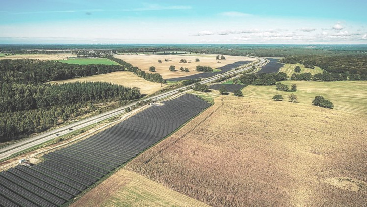 Der Solarpark Kogel-Leizen steht auf einem Streifen neben der A19 nördlich des Autobahndreiecks Wittstock-Dosse. - © Vattenfall
