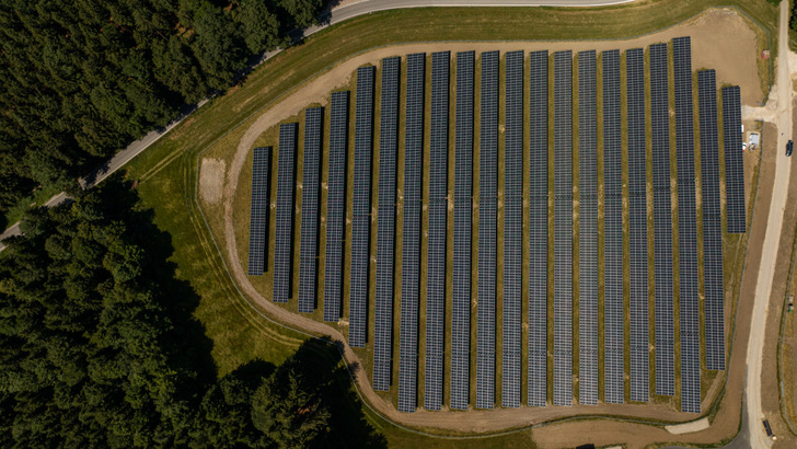 Den Strom aus diesem Solarpark nutzt der Metallverarbeiter Richard Neumayer, um mit der Kraft der Sonne Stahl auf über 1.200 Grad Celsius zu erhitzen. - © PD-Huber.de
