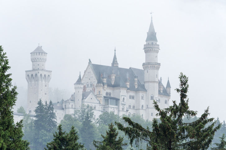 Nicht nur der Blick auf Bayerns berühmtestes Schloss soll nach dem Willen der bayerischen Landesregierung frei bleiben – weiterhin hält Ministerpräsident Markus Söder an den bundesweit größten Mindestabständen um Siedlungen für den Bau neuer Windparks fest. Doch Unternehmen und Kommunen setzen Söder nun unter Druck, der Windkraft ihren Raum zu geben.  - © erlebe.bayern
