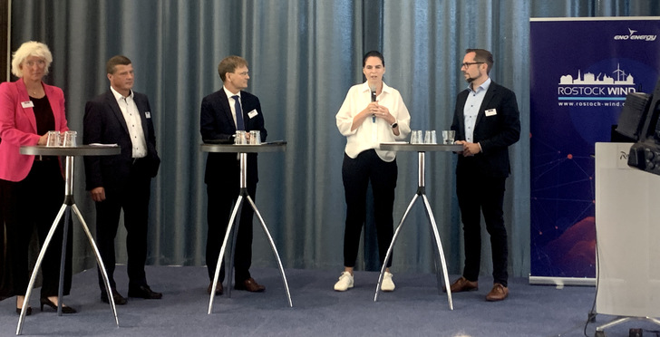 Spannende Talkrunde zur Eröffnung (v.l.): BWE-Präsidentin Bärbel Heidebroek, Torsten Kuntze, Managing Director der VEM Sachsenwerk GmbH, Moderator Wolfram Axthelm, Geschäftsführer BEE, Ines Jesse, Staatssekretärin im Ministerium für Wirtschaft, Mecklenburg-Vorpommern, Bengt A. Bergt, Mitglied des Deutschen Bundestages, SPD. 