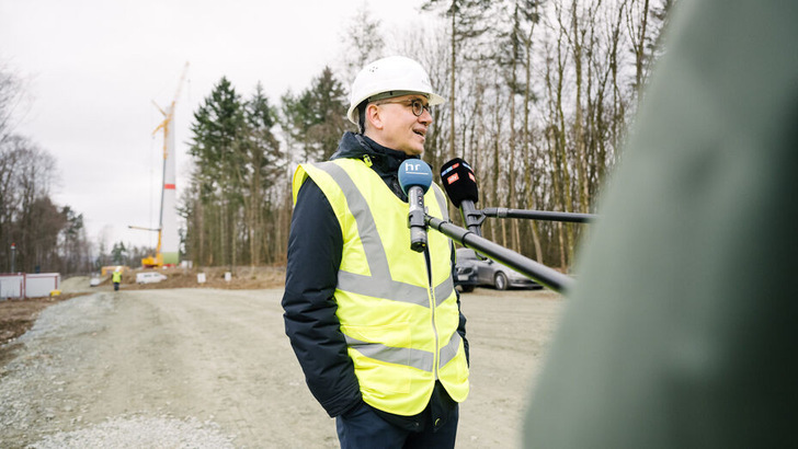 Hessens grüner Wirtschaftsminister Tarek Al-Wair zu Besuch auf eiern Windparkbaustelle.
