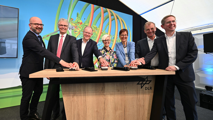 Frohe Gesichter bei der Einweihung: Rüdiger Eichel aus dem niedersächsischen Wissenschaftsministerium, DLR-Vorstandsmitglied Karsten Lemmer, Niedersachsens Ministerpräsident Stephan Weil, DLR-Vorstandsvorsitzende Anke Kaysser-Pyzalla, DLR-Bereichsvorständin für Energie Meike Jipp,  Enercon-CEO Jürgen Zeschky und Stephan Barth, Geschäftsführer ForWind (von links), drücken symbolischen Startknöpfe.