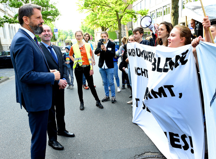 Damaliger niedersächsischer Umweltminister Olaf Lies (SPD) und sein bayerischer Kollege Hubert Aiwanger begegnen der Schüler-Klimaschutzbewegung Fridays for Future. Beide Landesregierungen haben unterschiedliche Ansichten über die künftige Aufteilung der Netzausbaukosten für die Windkraft.  - © Umweltministerium Niedersachsen
