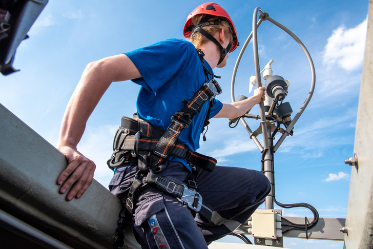 Servicearbeit am Anemometer bei Abo Wind. 