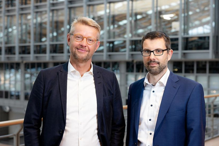 Sie sollen für die Windstromversorgung des Hambuirger Flughafens sorgen: SES Geschäftsführer Johannes Scharnberg und David Liebert. - © Hamburg Airport
