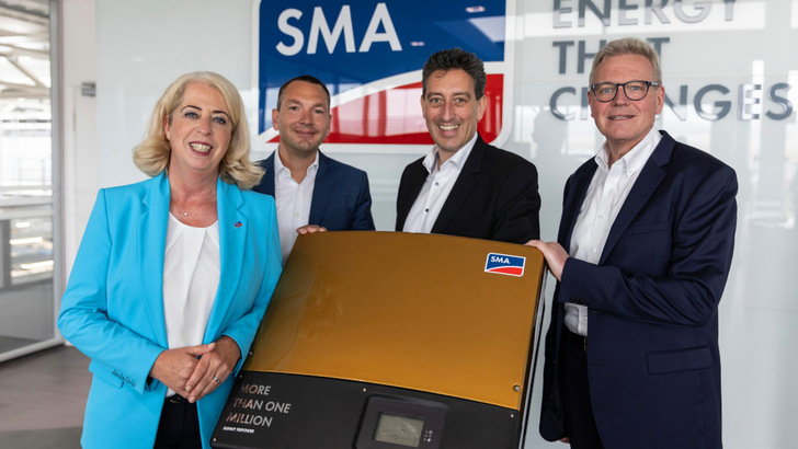 SMA-Finanzvorständin Barbara Gregor und SMA-Vertriebsleiter Alexander Krause haben nach der Vertragsunterzeichnung Michael Maxelon, Vorstandsvorsitzender der STW, und Olaf Hornfeck, Vertriebsvorstand der STW noch durch die Fertigung von am Sandershäuserberg geführt.