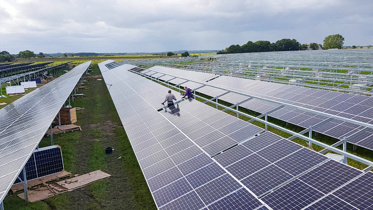 Mit der Anhebung des Kontingents für Solaranlagen auf Agrarflächen will Hannover den Zubau beschleunigen. - © Maxsolar
