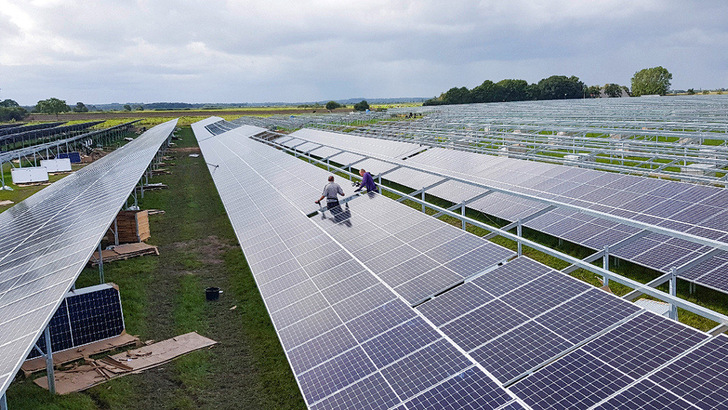 Mit der Anhebung des Kontingents für Solaranlagen auf Agrarflächen will Hannover den Zubau beschleunigen.
