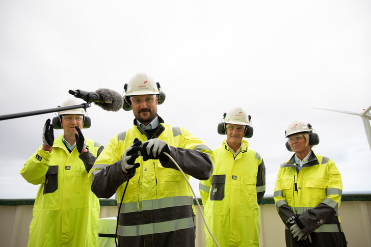Norwegens Prinz Haakon (vorne) und Premierminister Jonas Gahr Støre (2. von rechts) bei der Inbetriebnahme von Hywind Tampen..