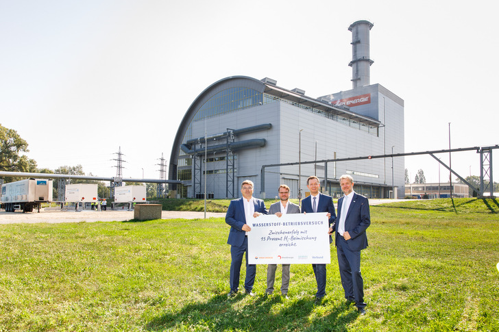 Wasserstoff-Betriebsversuch im Kraftwerk Donaustadt (v.l.n.r.): Robert Koubek (Geschäftsführer Verbund Thermal Power), Andreas Feicht (Vorstandsvorsitzender Rhein Energie), Karl Gruber (Geschäftsführer Wien Energie), Aleš Prešern (Geschäftsführer Siemens Energy Austria) - © Wien Energie / Max Kropitz
