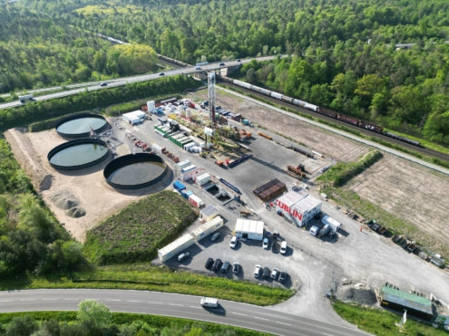 Bohrplatz Graben-Neudorf mit Testwasserbecken - © Deutsche Erdwärme
