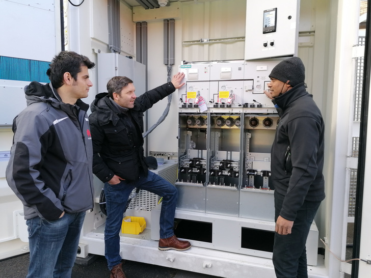 Richard Verdezki, Mitte, erklärt neue Wechselrichter- und Transformatorentechnologie der Utility-Klasse.