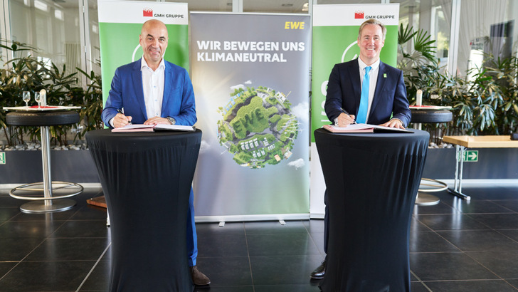 EWE-Vorstandschef Stephan Dohler (links) und Alexander Becker, Geschäftsführer der Georgsmarienhütte unterzeichnen die Vereinbarung zur Lieferung des grünen Wasserstoffs.q - © Marco Ophaus

