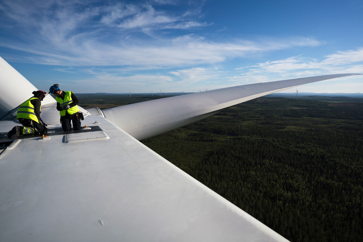 Abo Wind plant Gigawindernte über weiter, dünn besiedelter, küstennaher Landschaft – Symbolbild: Nordex-Anlage in Skandinavien – für eine Wasserstofferzeugung und H2-Export nach Deutschland. Das Wiesbadener Unternehmen gewann nun eine Ausschreibung für ein Fünf-Gigawatt-Projekt im kanadischen Neufundland. - © Nordex
