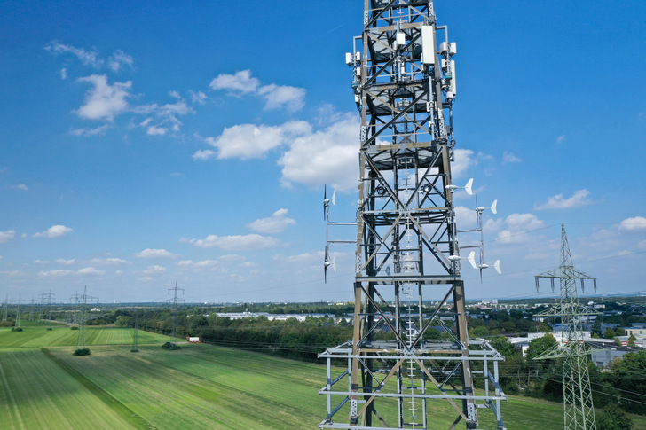 Insgesamt acht Mikro-Windkraftanlagen versorgen den Funkmast mit Strom.