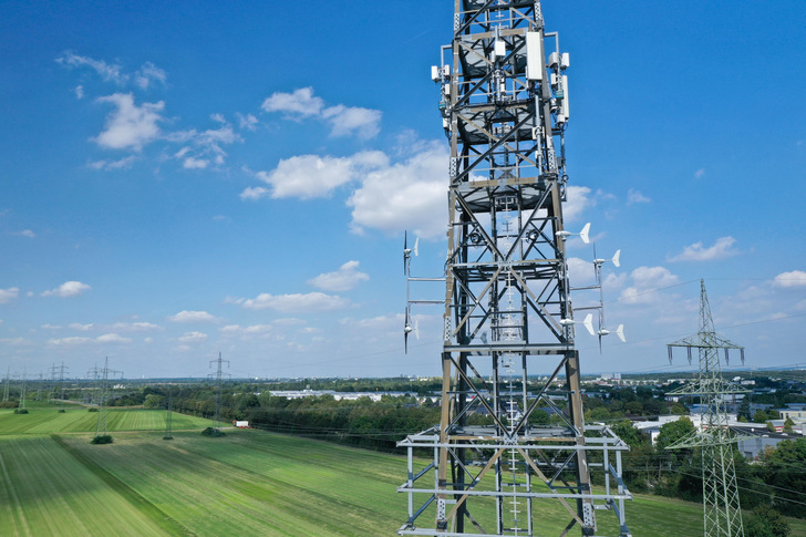 Insgesamt acht Mikro-Windkraftanlagen versorgen den Funkmast mit Strom. - © Vantage Towers
