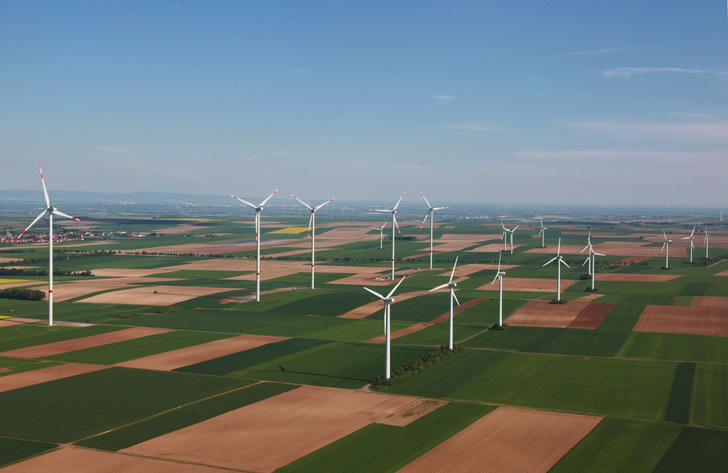 Symbolbild aus Rheinland-Pfalz: Neue und alte Windenergieanlagen im Direktvergleich. - © juwi
