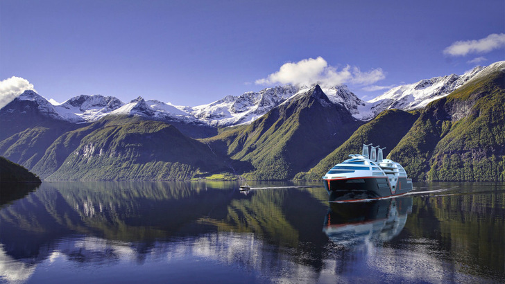 Ohne Dröhnen von Dieselmotoren und Ausstoß von CO2, Staub und anderen Emissionen will Hurtigruten in Zukunft durch Norwegens Fjorde fahren. - © Vard Design
